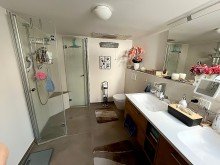 Bad 1.	Gro�z�giges Anwesen mit zwei H�usern, zwei Stra�enzug�ngen und Garage � Ideal f�r Familien