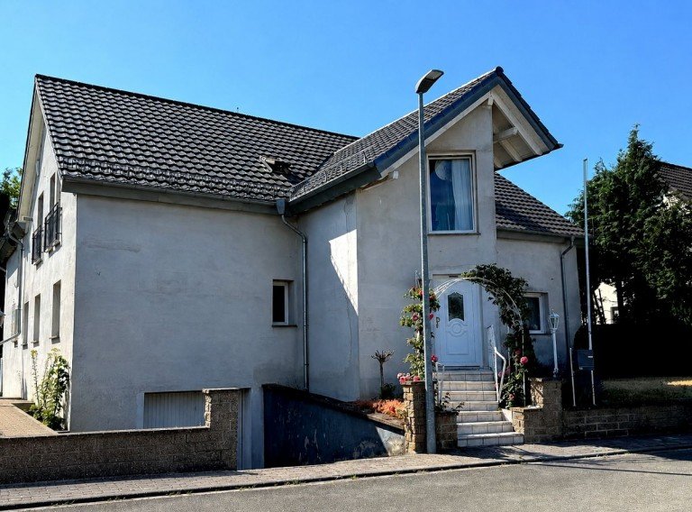 Stra�enansicht aktuell Wohnung Voranzeige - Hochwerige ETW in Zweifamilienhaus