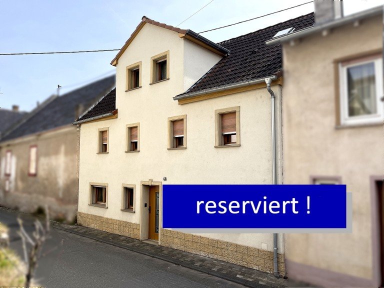 Bild kaufen Nierstein-Schwabsburg : 1. Großzügiges Anwesen mit zwei Häusern, zwei Straßenzugängen und Garage – Ideal für Familien
